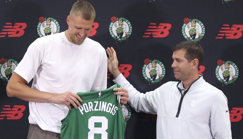“Celtics” ģenerālmenedžeris cer uz Porziņģa gatavību jau treniņnometnes sākumā