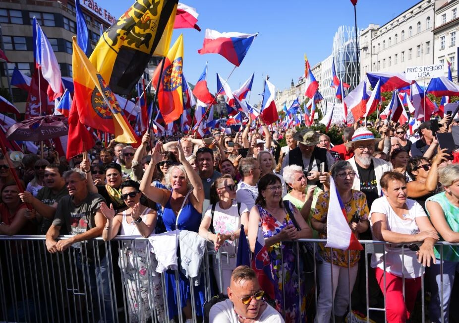 Prāgā tūkstošiem protestējuši pret valdības politiku un atbalstu Ukrainai
