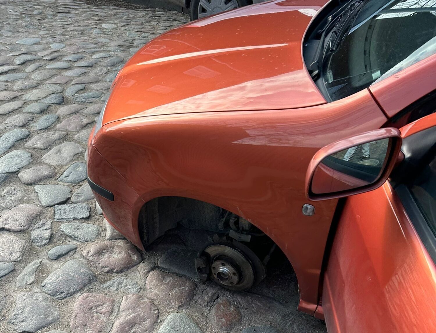 No izbīļa līdz draudiem dzīvībai. Vai Liepājā uzdarbojas slepens auto riteņu skrūvētājs?