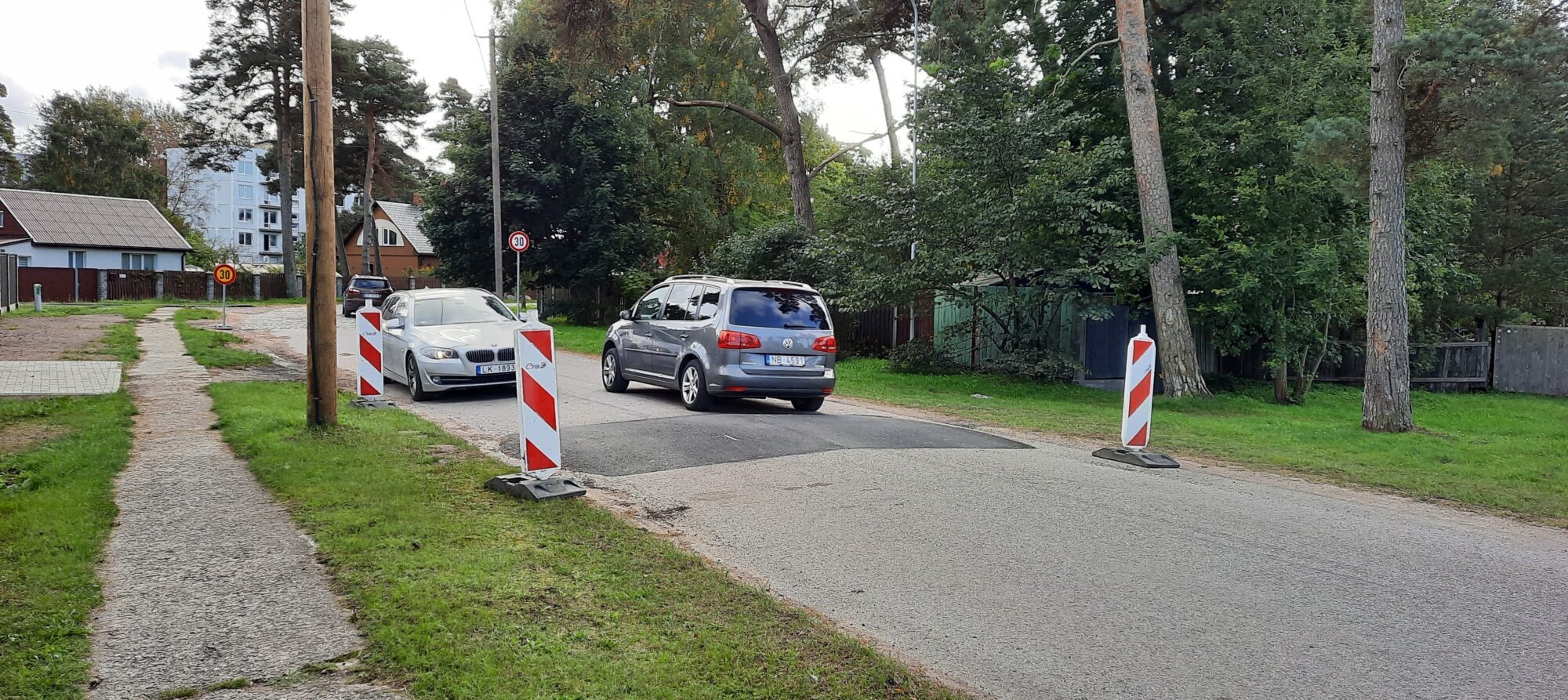 Jauni ātrumvaļņi gājēju drošībai Pulkveža Brieža ielā