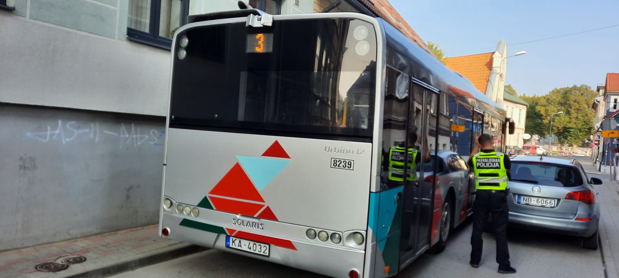 Video: Novieto “Opeli” Ludviķa ielā zem zīmes un teju bloķē autobusu satiksmi