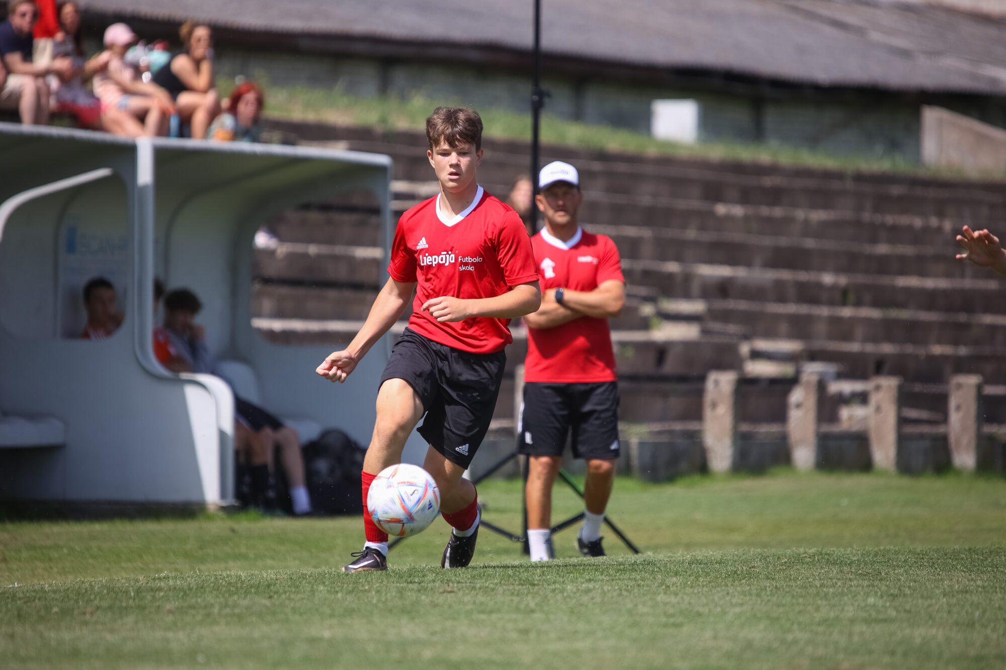 Futbola skolas jauniešu komandām pa uzvarai un zaudējumam