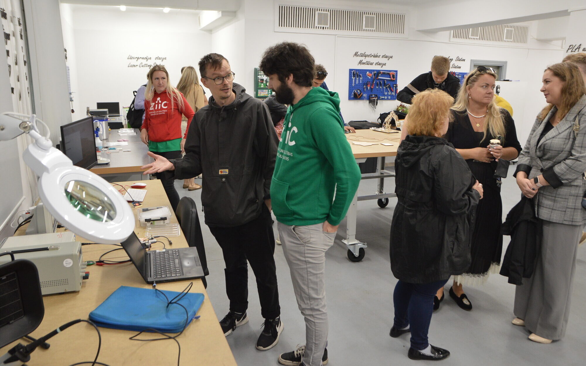 Nepieciešami tikai izejmateriāli. Laboratorijā var radīt mēbeles, apdruku un citas lietas