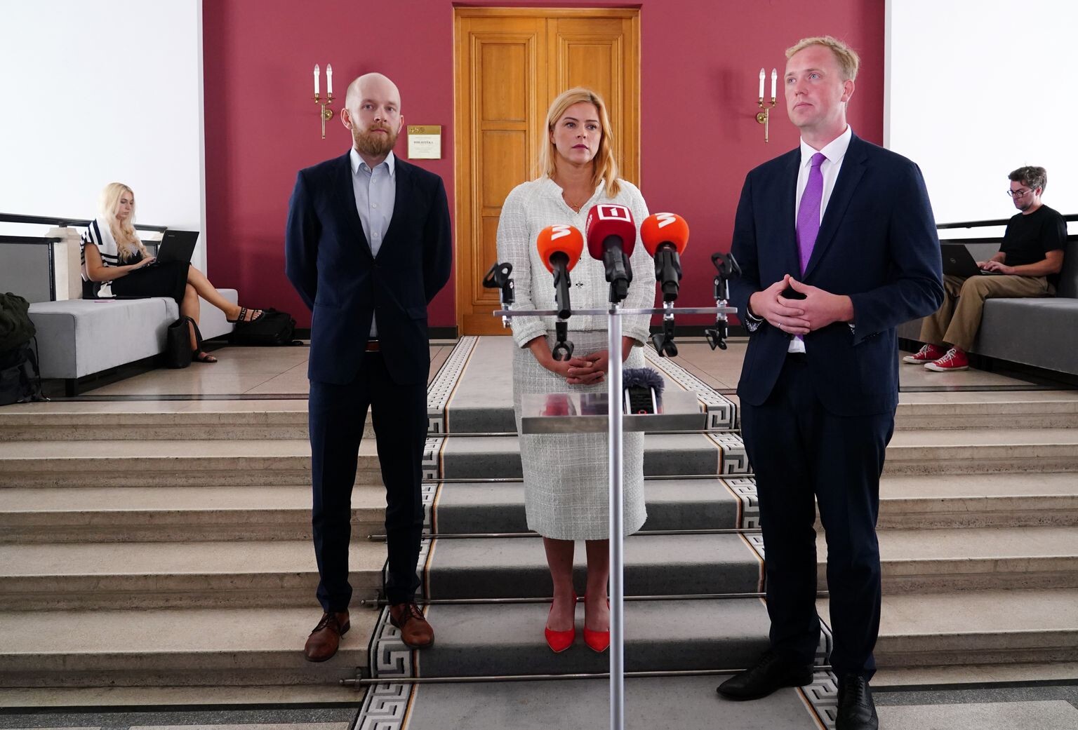 No jaunās koalīcijas sadalītajiem 16 amatiem puse tiks JV, pieci – ZZS, bet trīs – “Progresīvajiem”
