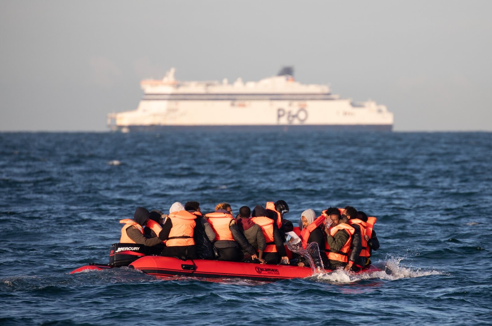 Lielbritānijā pār Lamanšu diennaktī ieradies rekordliels skaits nelegālo imigrantu