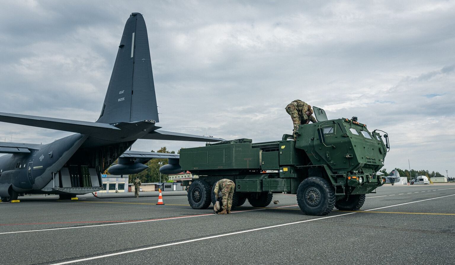 Latvija raķešu artilērijas “Himars” un pretkuģu raķešu sistēmas varētu saņemt 2026./2027.gadā