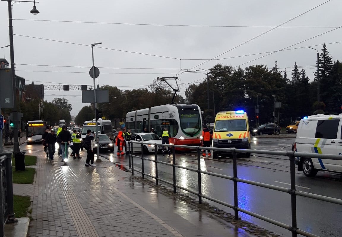 Uz Tramvaja tilta “Volvo” saskrējies ar tramvaju