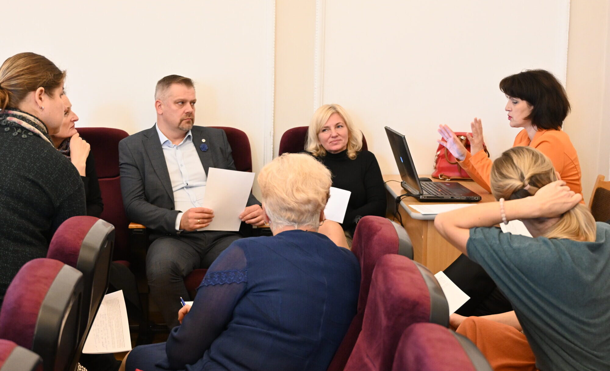 Pedagogi konferencē diskutē par vecāku līdzatbildību