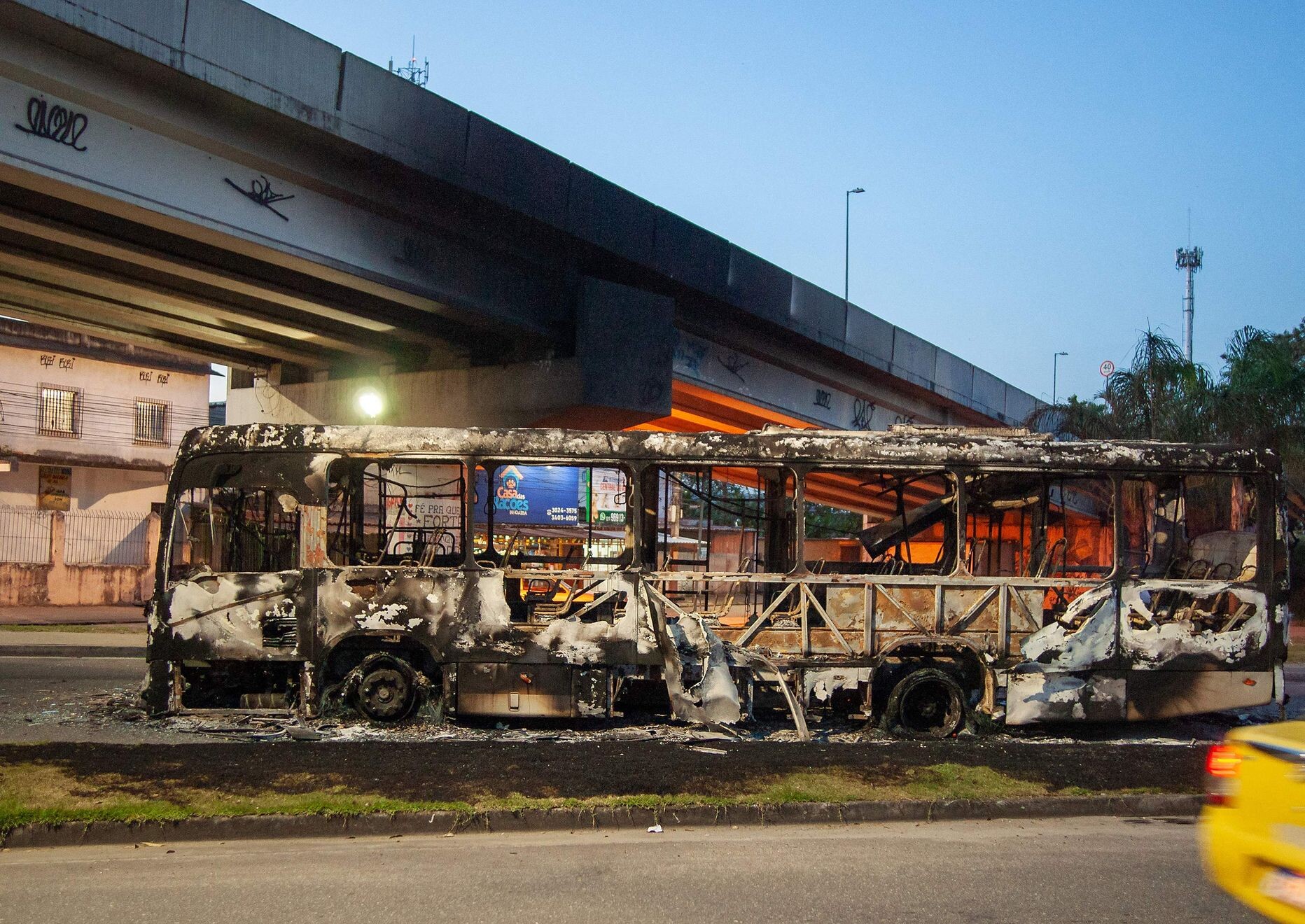 Bandīti Riodežaneiro aizdedzina 35 autobusus pēc bosa nāves