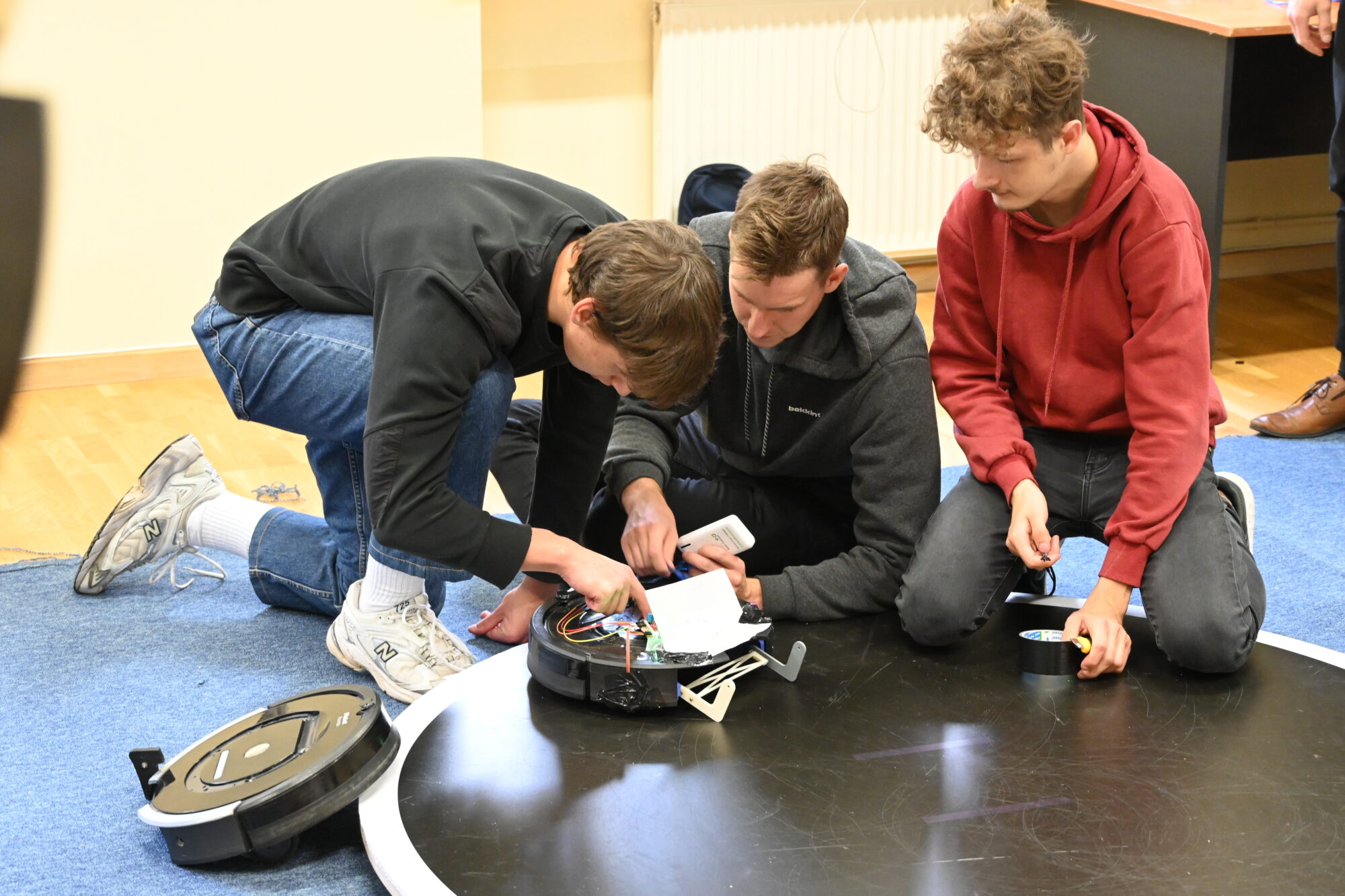 Liepājas Universitātē sacenšas studentu programmēti sumo roboti