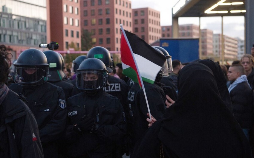 Berlīnē sadursmēs ar palestīniešu atbalstītājiem ievainoti 65 policisti