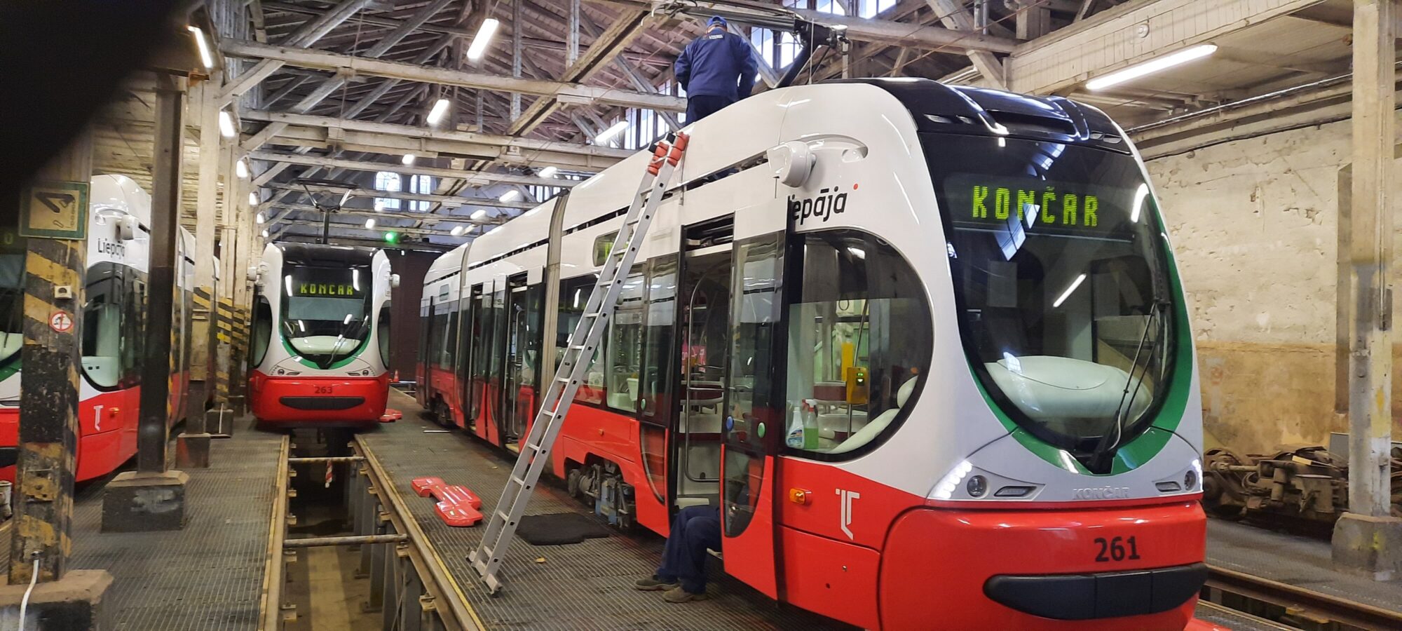 Četrpadsmit “horvāti” iejutušies Liepājas mājās. Jaunie tramvaji pa sliedēm ripo jau teju trīs gadus