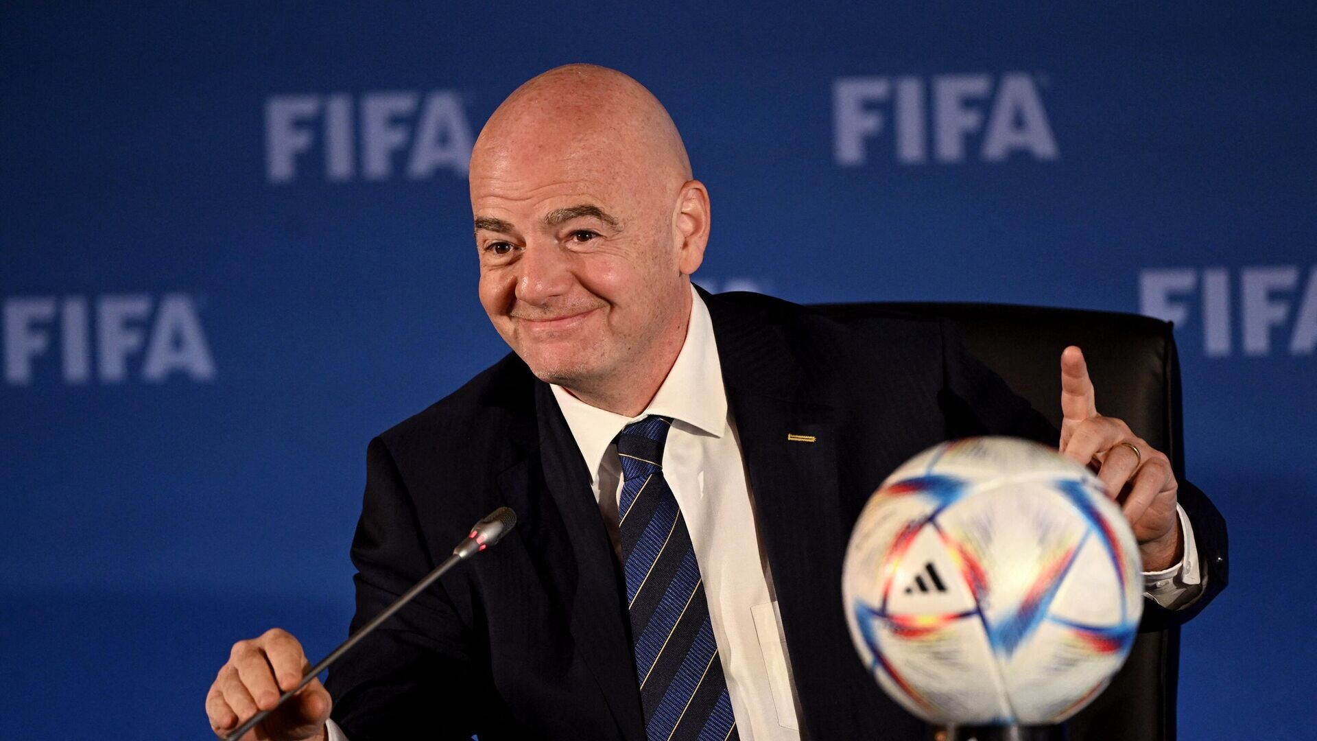 FIFA par 4,2 miljardiem dolāru plāno pārdot daļu no komercdarbības
