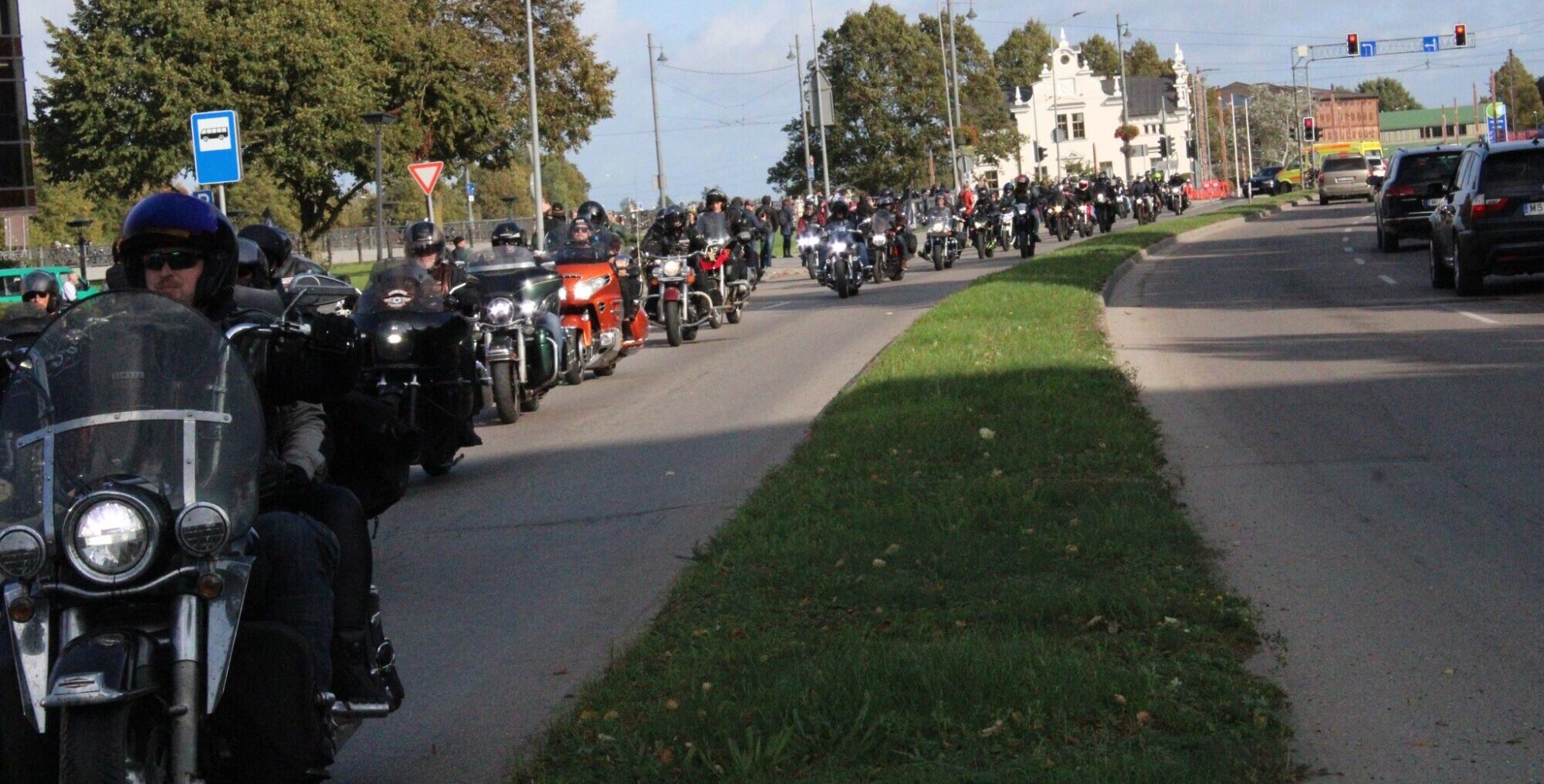 Motobraucēji sezonas noslēgumā nesaprotas ar gājējiem