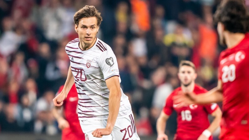Latvijas futbolisti Eiropas čempionāta kvalifikācijas mačā pārliecinoši zaudē Turcijai