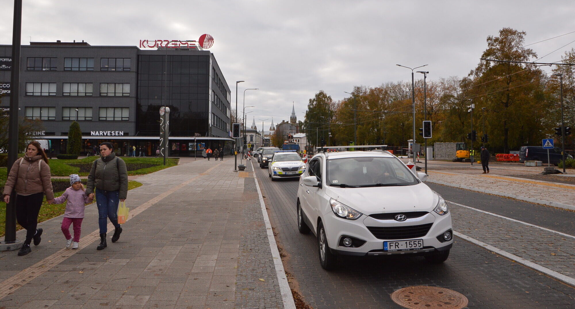 Foto un video: Autovadītāji palēnām iemēģina Lielo ielu