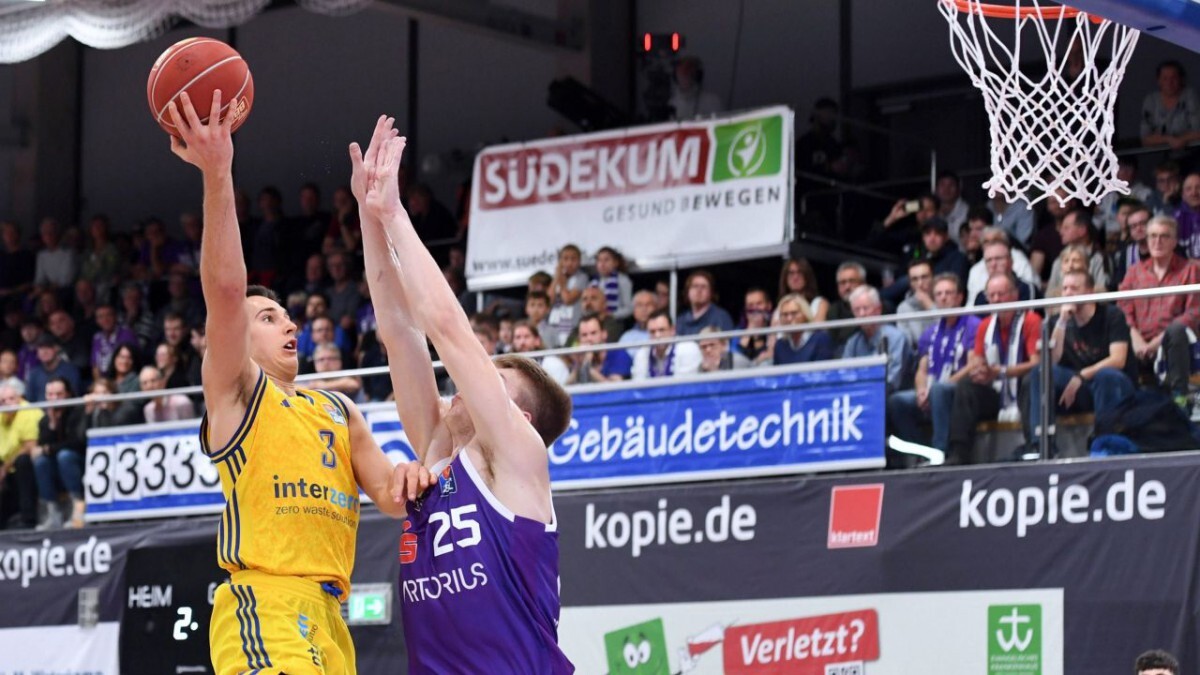 Kārlim Šiliņam astoņi punkti zaudētā Vācijas bundeslīgas spēlē