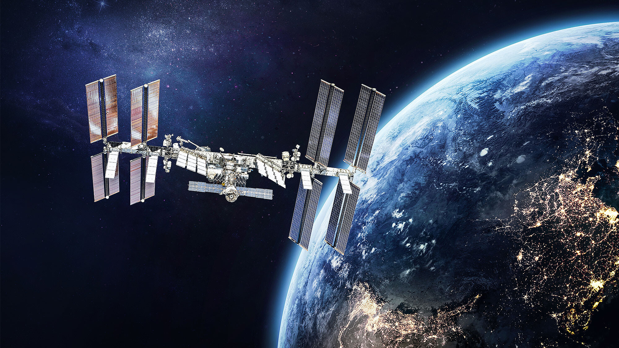 Uz SKS dodas trīs ASV un viens Krievijas astronauts