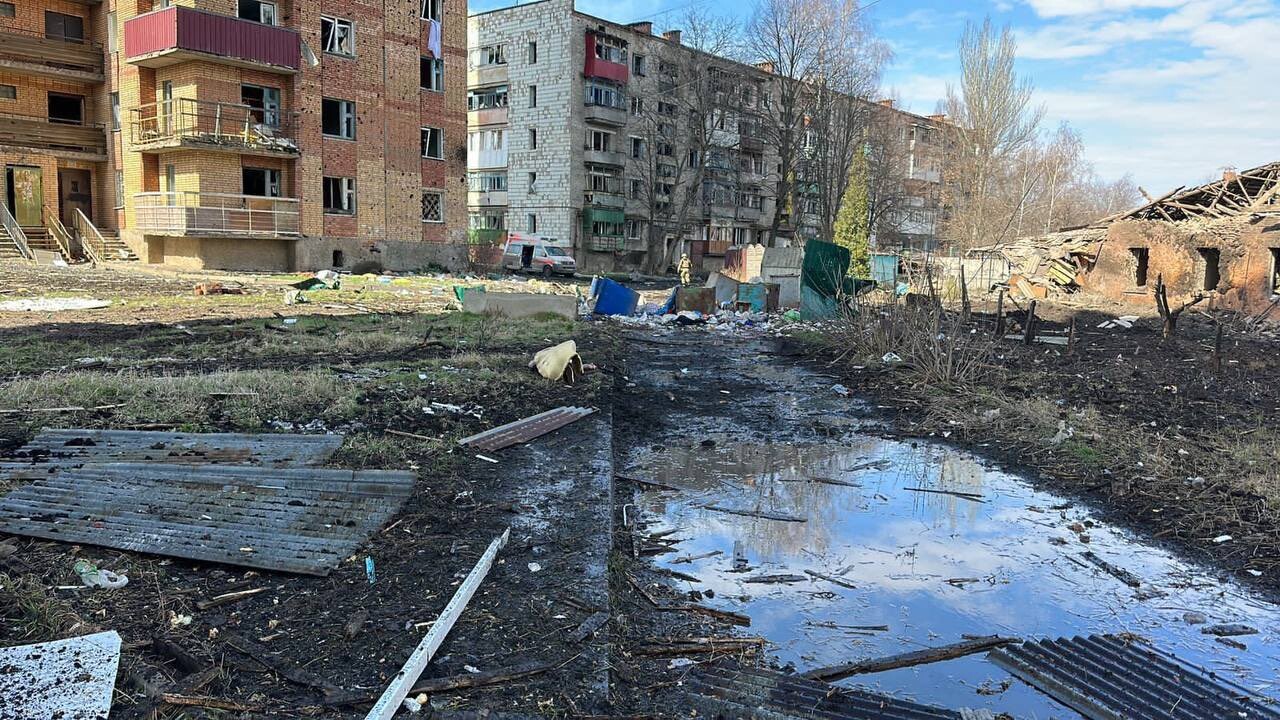 Krievi raķešu apšaudē Ukrainā noslepkavojuši 51 cilvēku