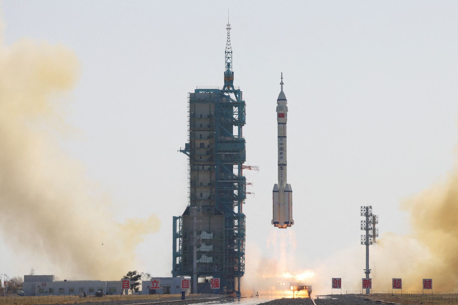 Ķīna nosūtījusi jaunu astronautu komandu uz savu kosmosa staciju