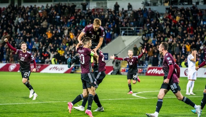 Latvijas futbolisti mazākumā Eiropas čempionāta kvalifikācijas spēlē uzvar Armēniju