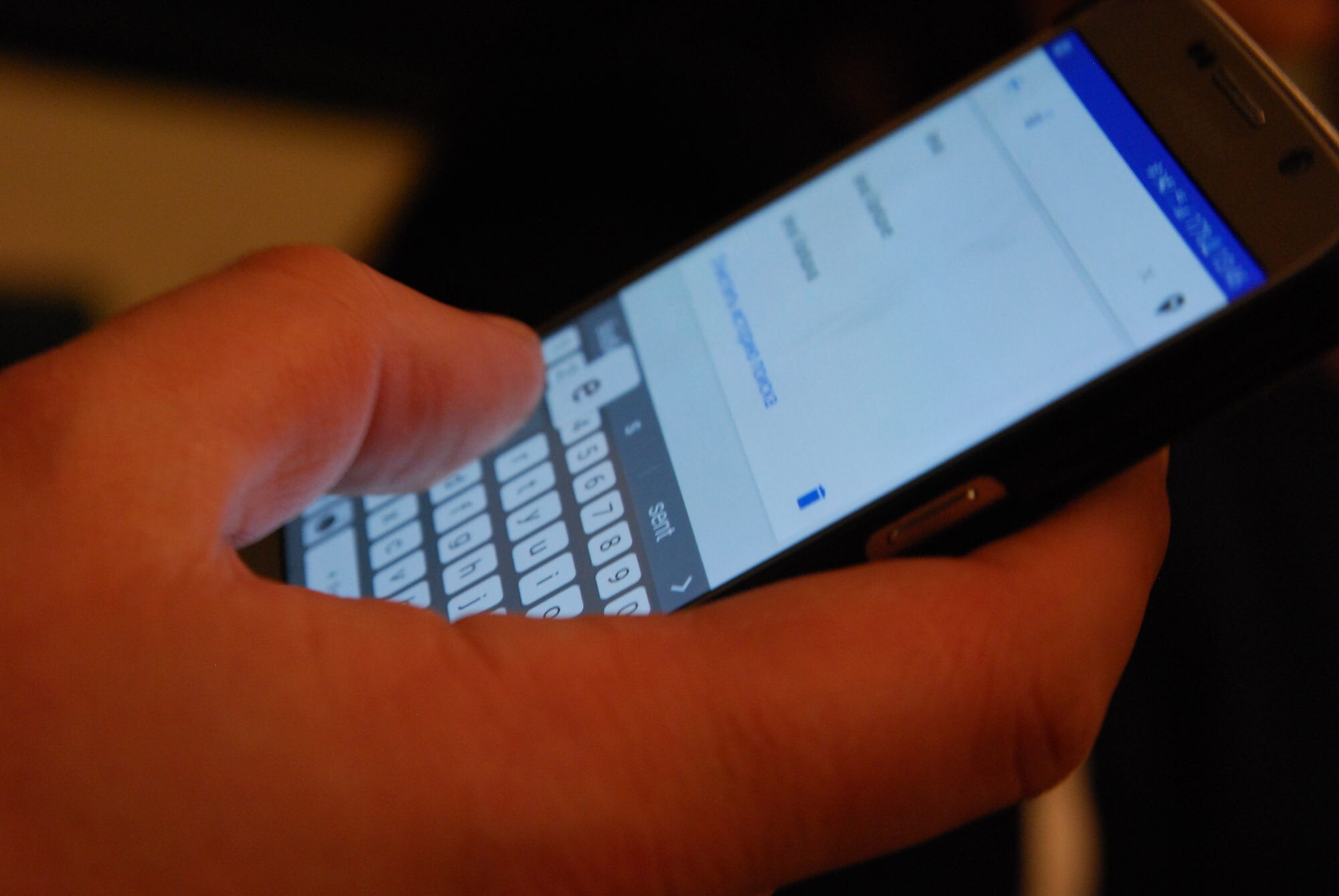 Aptauja: Katrs desmitais Latvijas iedzīvotājs mobilo telefonu lieto vairāk nekā septiņas stundas dienā