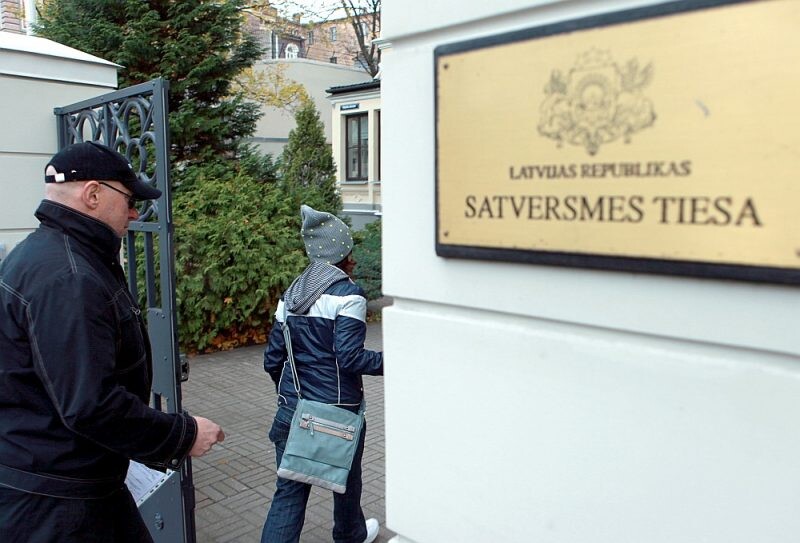 Par neatbilstošām Satversmei pasludina normas, kas nosaka minimālo ienākumu slieksni