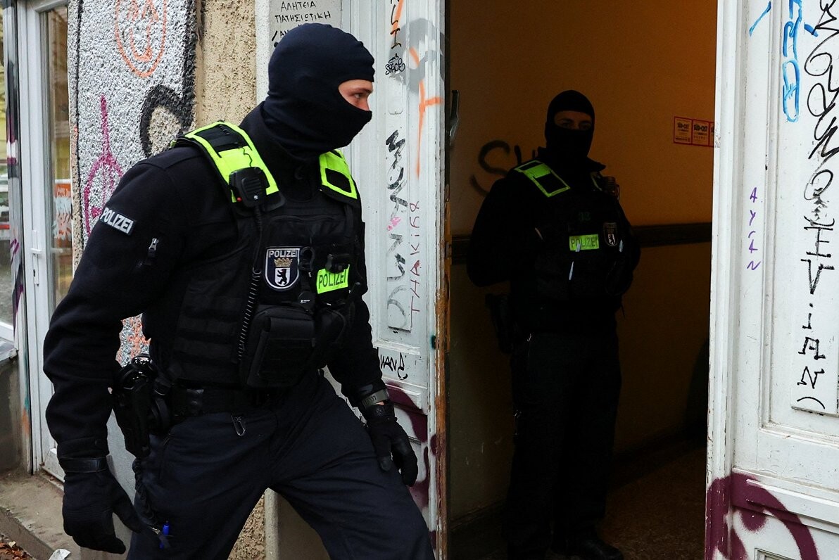 Vācijā 300 policistu piedalās reidos pret aizliegtām palestīniešu organizācijām