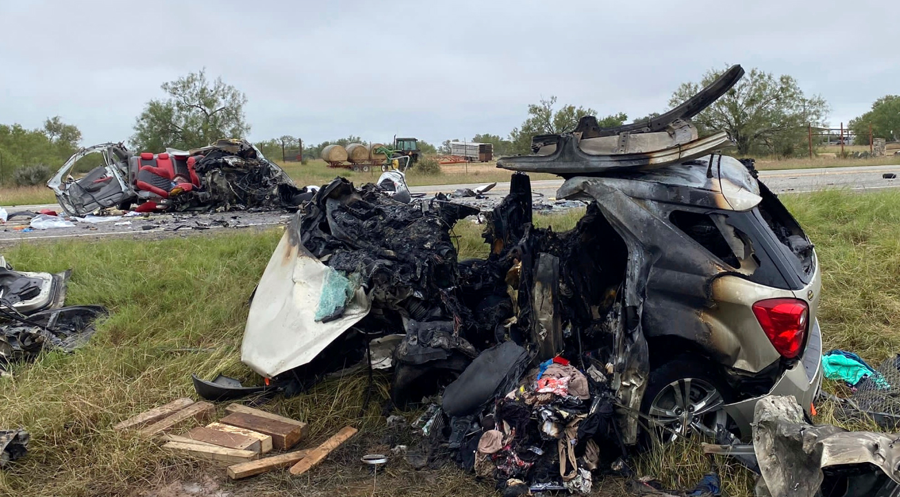 ASV autoavārijā pēc policijas dzīšanās pakaļ cilvēku kontrabandistam gājuši bojā astoņi cilvēki