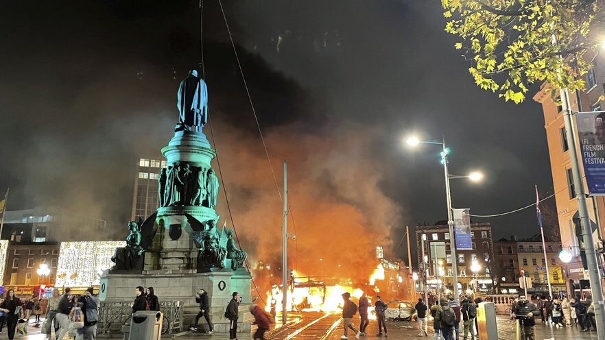 Video: Īrijas policija nosoda nekārtības Dublinā