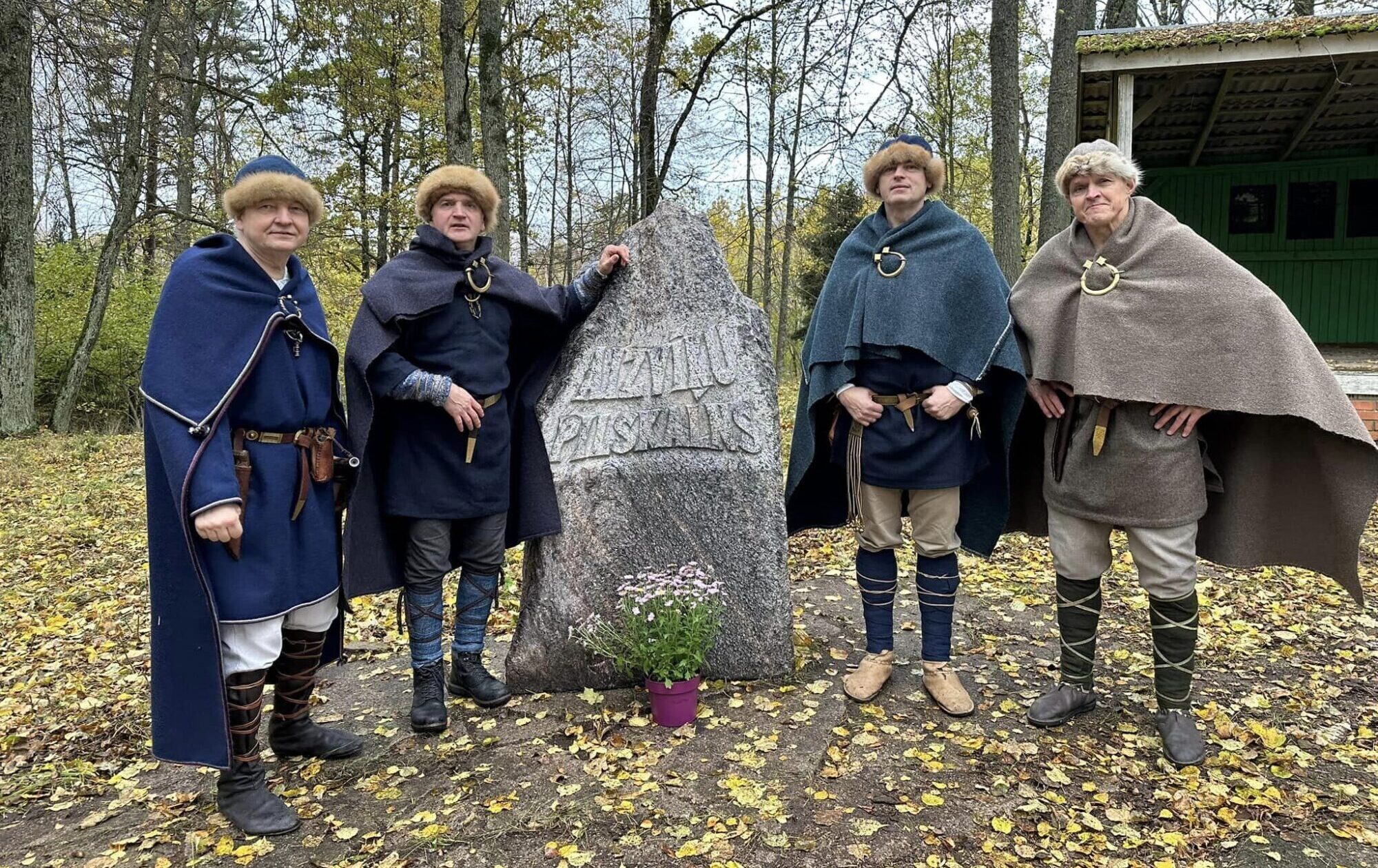 Foto: Aizvīķos atklātas trīs pilskalnu akmens zīmes