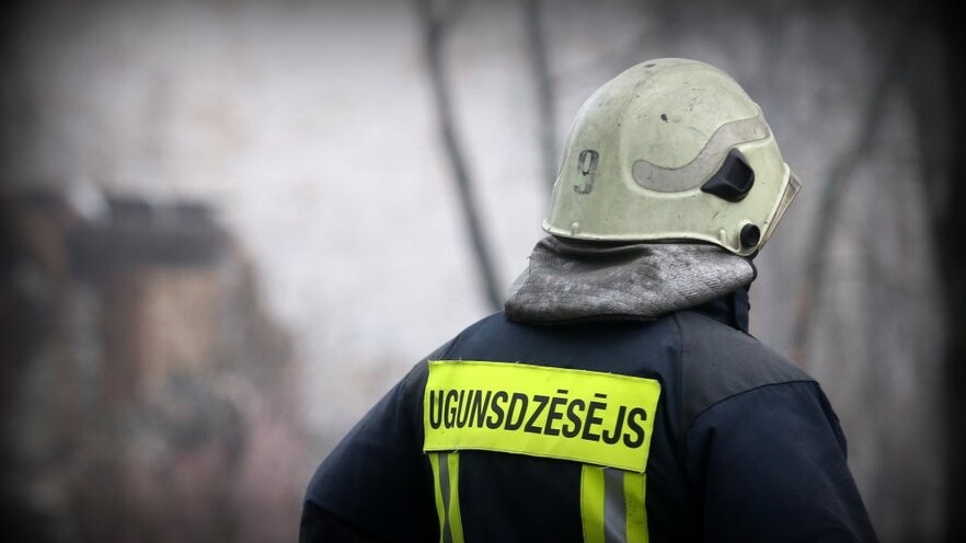 Grobiņas ugunsdzēsēji palīdz apturēt liesmas pirtī