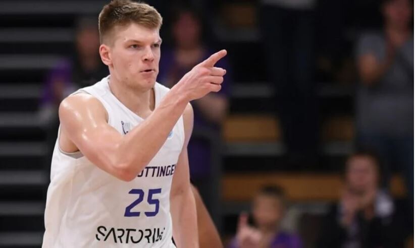 Kārlim Šiliņam “double-double” uzvarētā Vācijas bundeslīgas spēlē