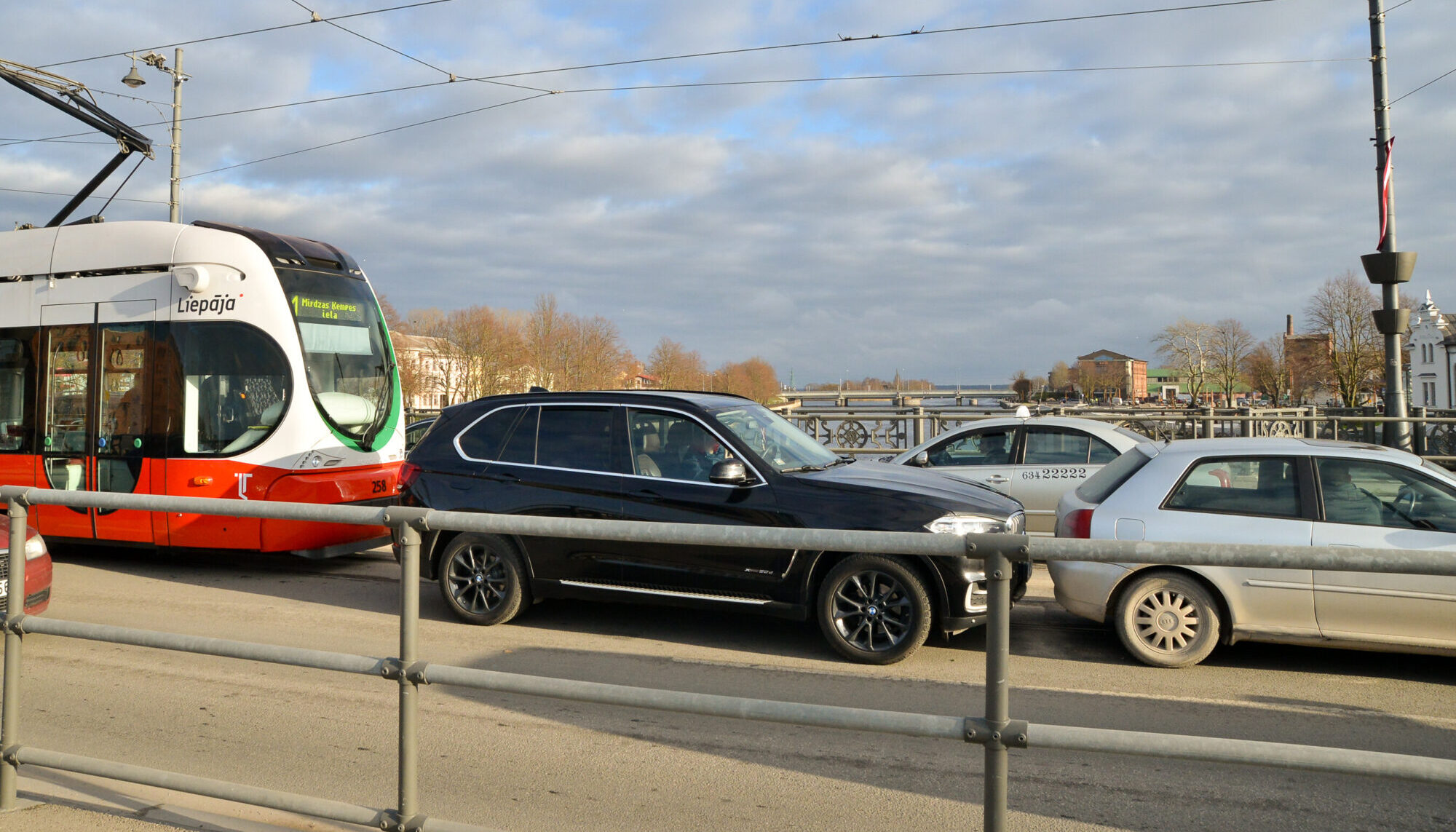 Foto: Uz tilta avārija, tramvaju kustība atjaunota