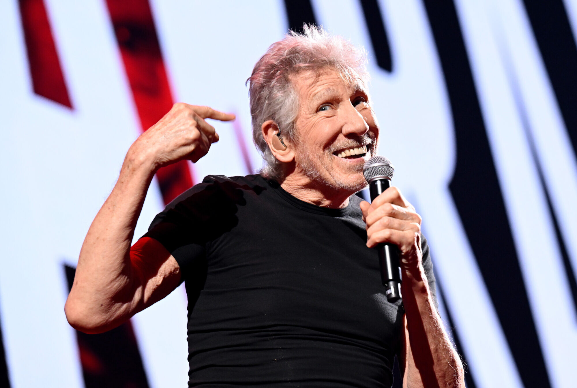 Rokgrupas “Pink Floyd” dibinātājam Rodžeram Votersam liegta uzņemšana Argentīnas un Urugvajas viesnīcās viņa antisemītisma dēļ