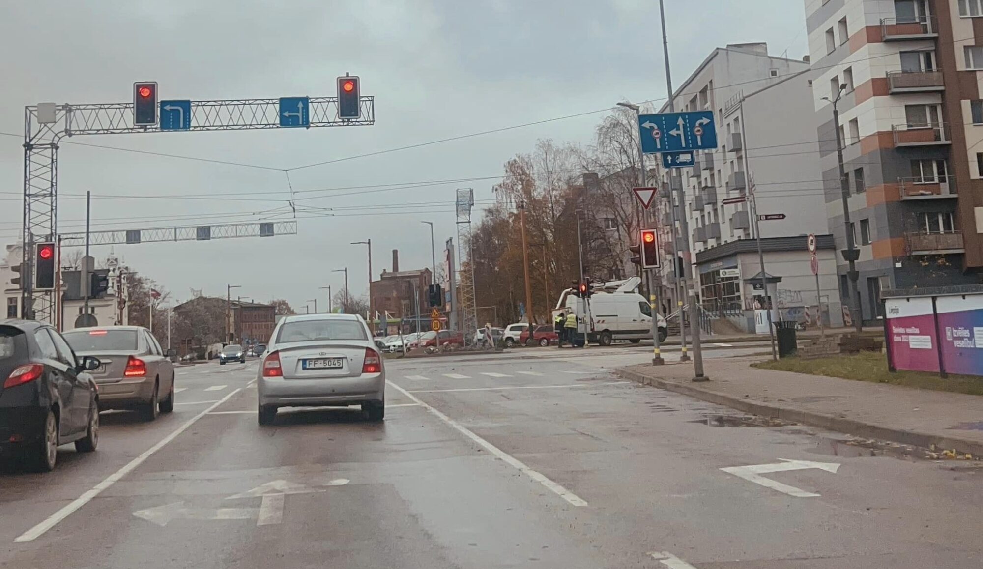Video: “Kārtējais murgs”. Braucot no Jūras ielas auto nonāk pretējā joslā