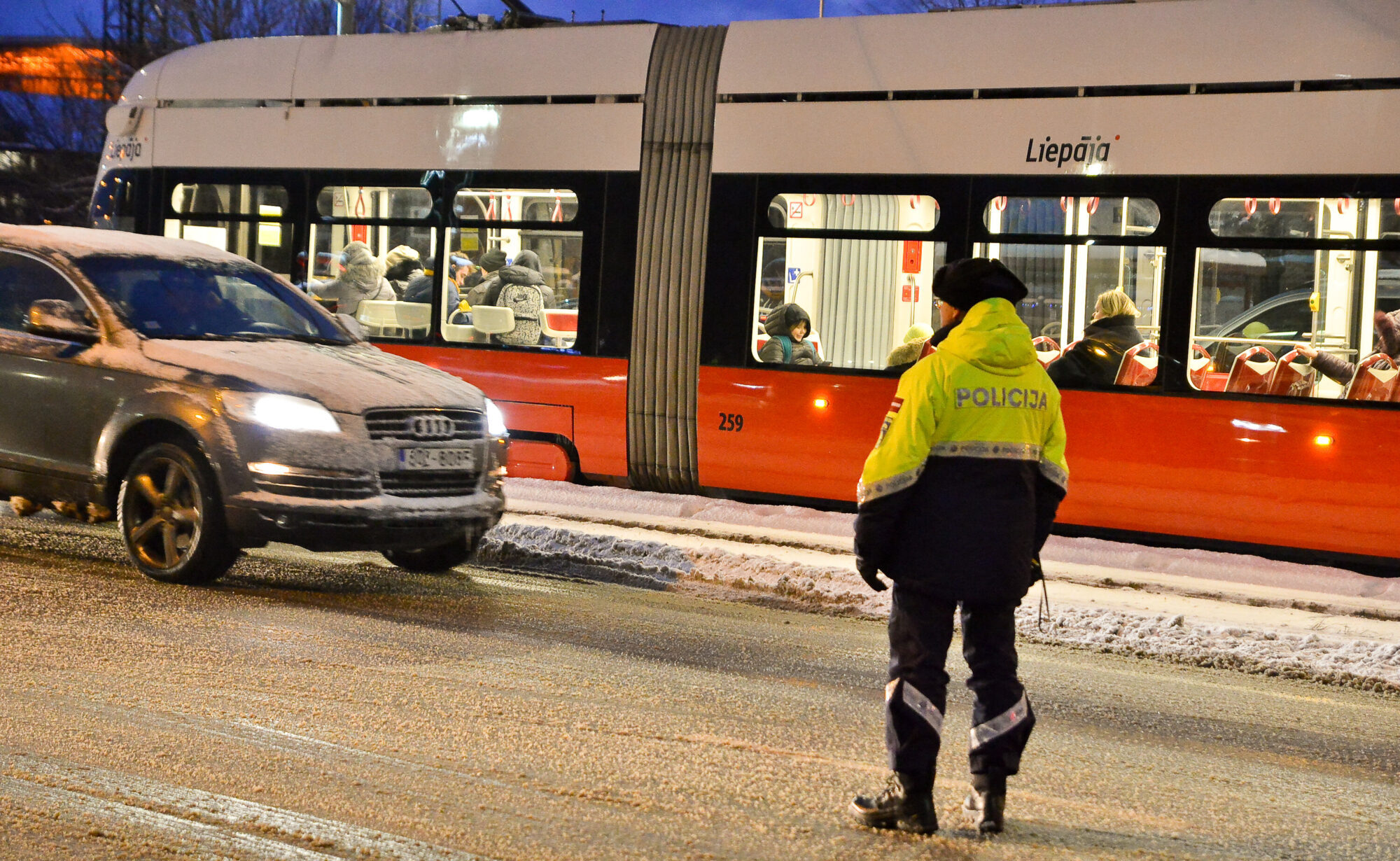 Taranē tramvaju un aptur elektrotransporta satiksmi