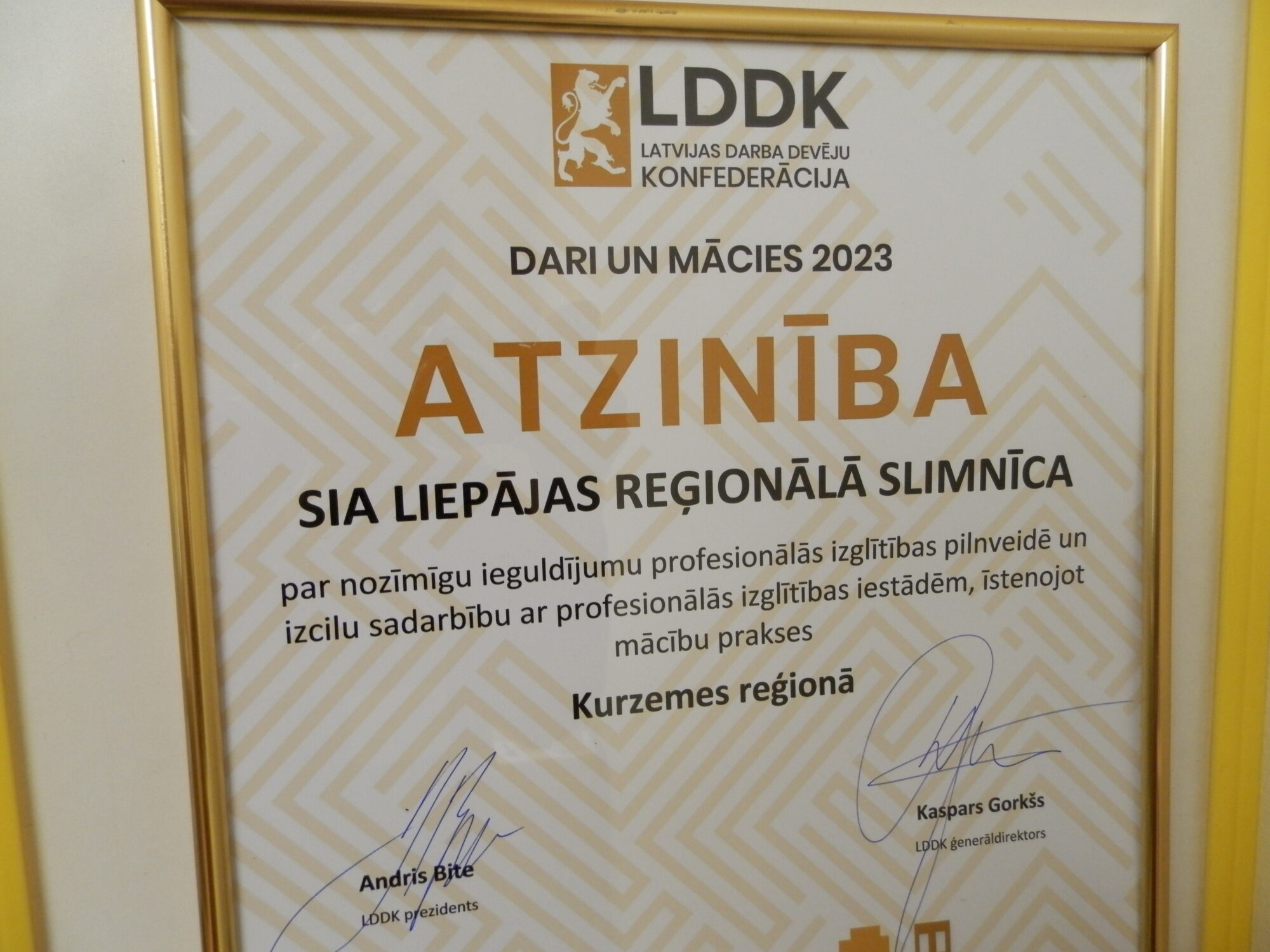 Slimnīca saņēmusi Latvijas Darba devēju konfederācijas Atzinības rakstu