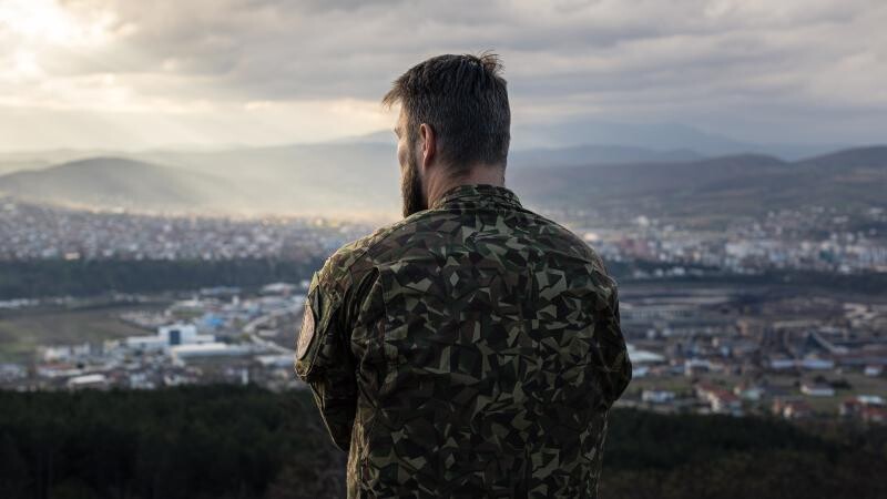 Apsver Latvijas karavīru nosūtīšanu uz NATO paplašinātās klātbūtnes misijām alianses austrumu flangā