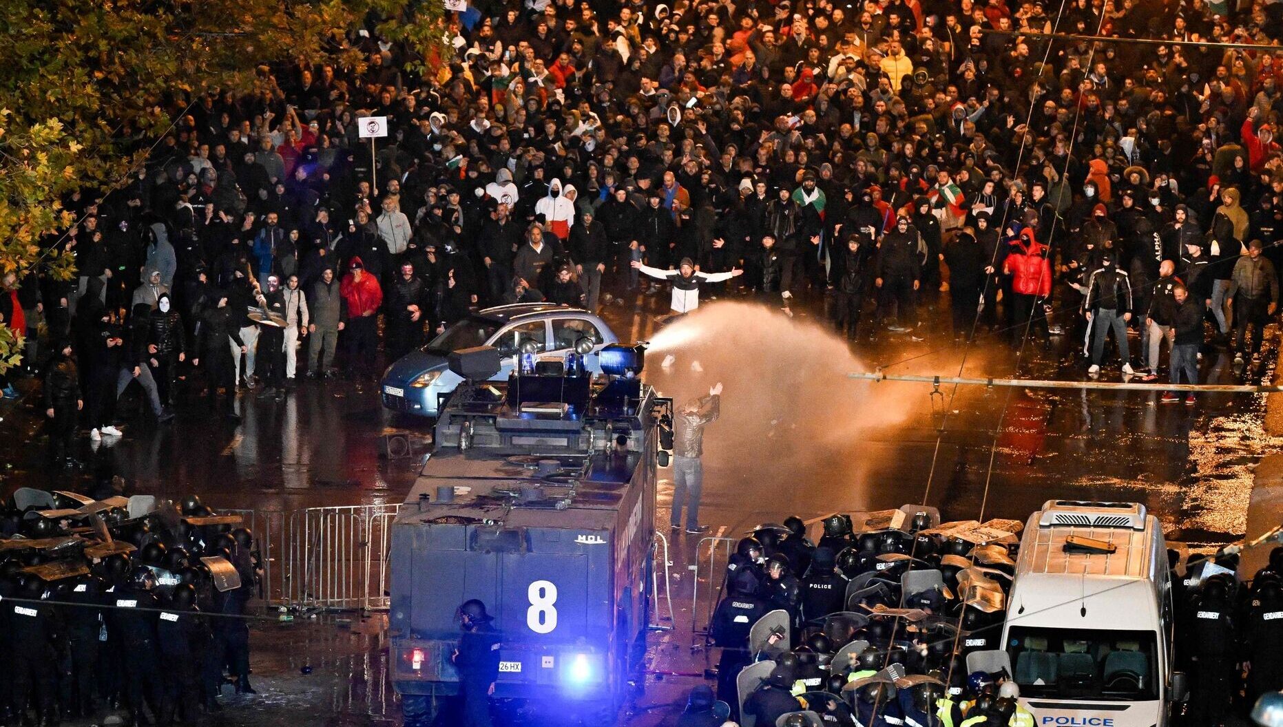Bulgārijā policijas un futbola fanu sadursmēs desmitiem ievainoto