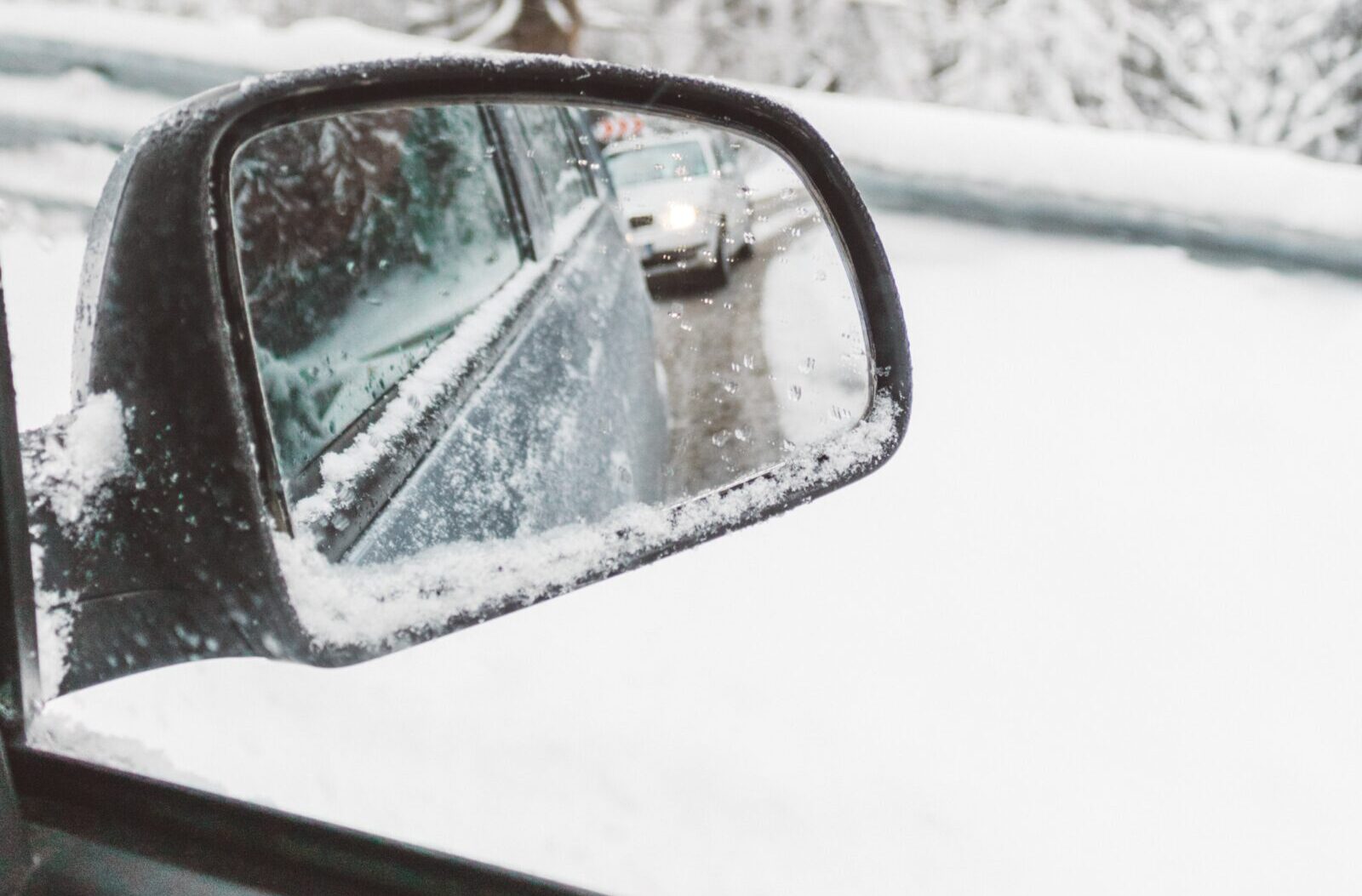 Trīs auto sadursmes pie Jaunā tilta un Grobiņā: ziemā īpaši jāievēro distance