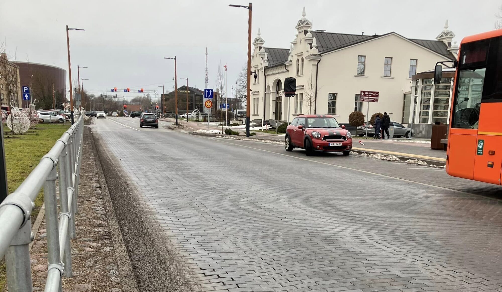 Kūstošais sniegs sabojājis ceļa segumu Kārļa Zāles laukumā
