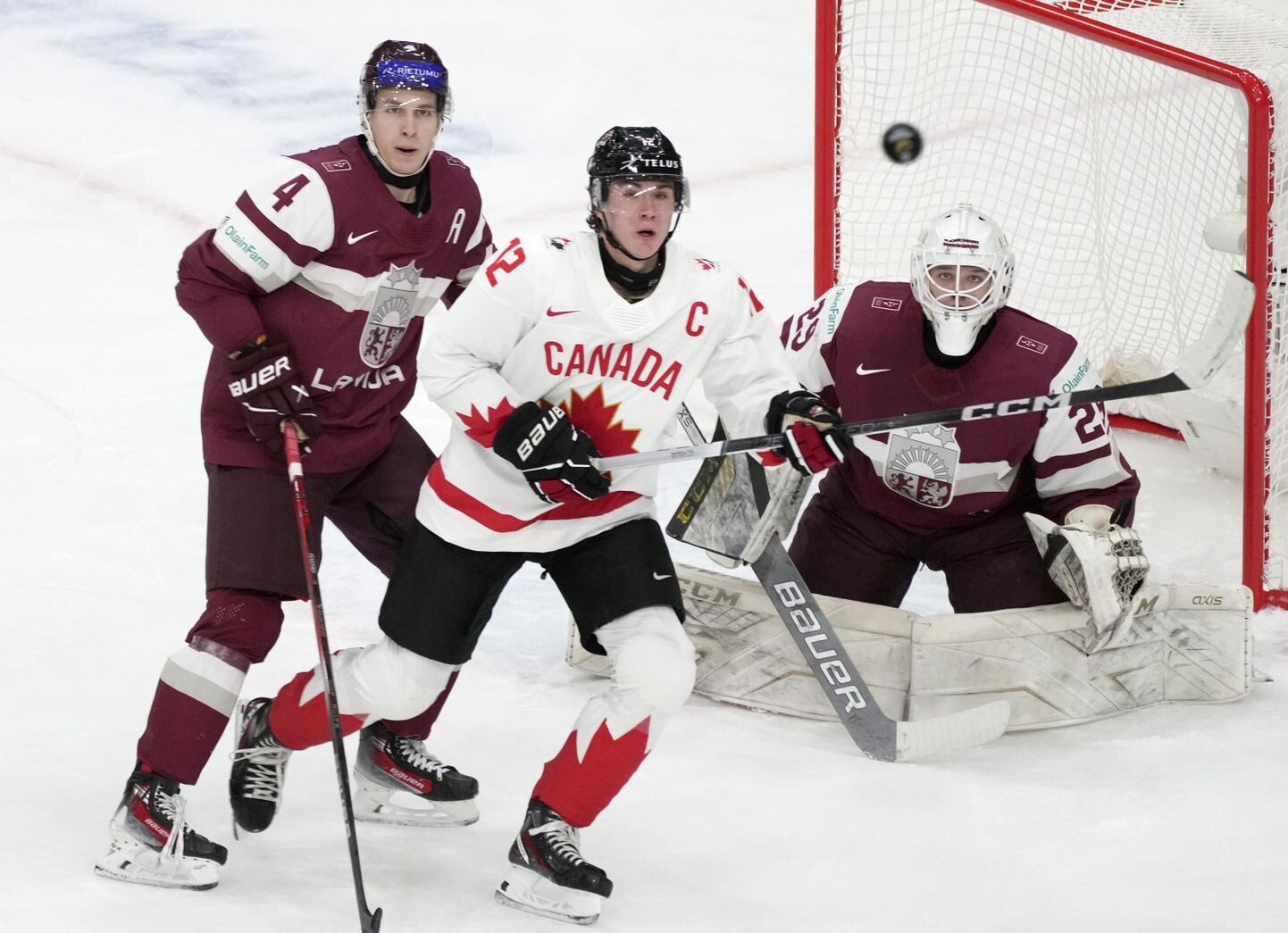 Latvijas U-20 hokejisti pasaules junioru čempionāta otrajā spēlē zaudē Kanādai