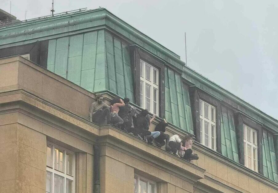 Video: Apšaudē universitātes ēkā Prāgas centrā nogalināti 14 cilvēki un 25 ievainoti