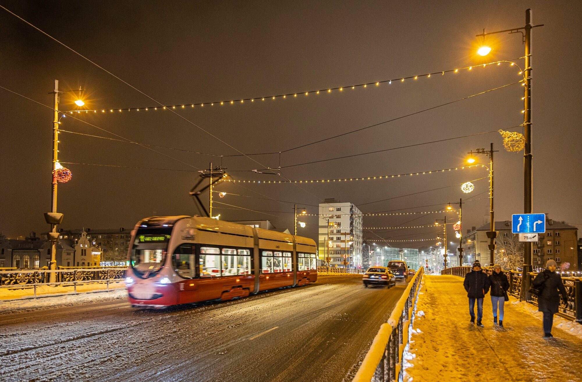 Būvdarbu dēļ vēl daudzus vakarus nekursēs tramvajs