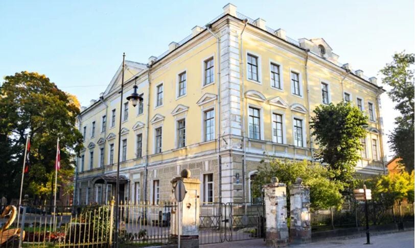 Kuldīgas Tehnoloģiju un tūrisma tehnikuma darbinieki aicina Čakšu atsaukt vienošanos par darba attiecību pārtraukšanu ar iestādes direktori
