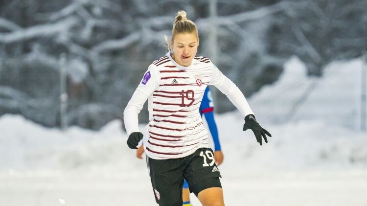 Latvijas futbolistes UEFA Nāciju līgā zaudē Maltai un cīnīsies izslēgšanas spēlēs