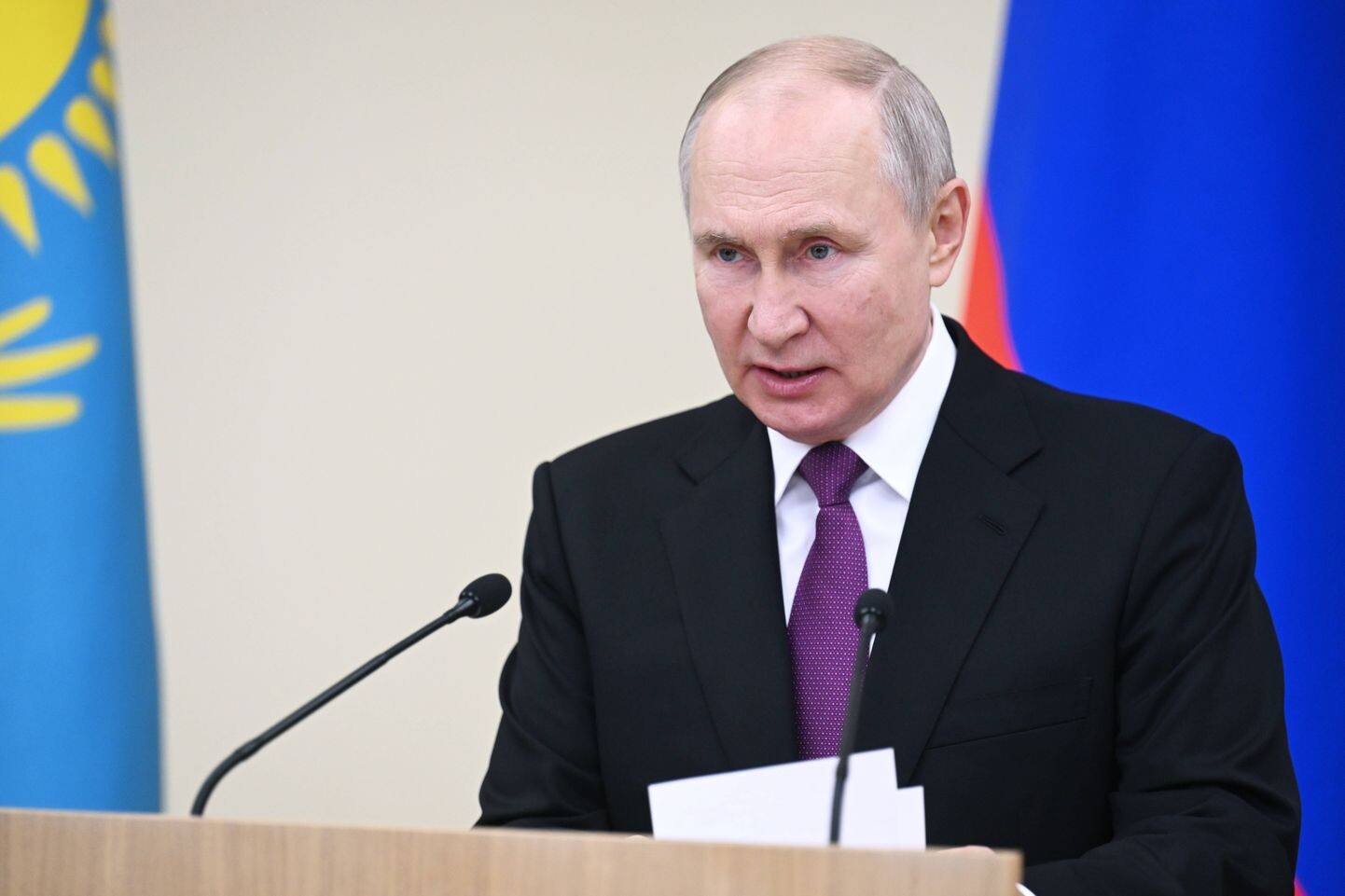 Putins liek atjaunot sportistu parādes Sarkanajā laukumā