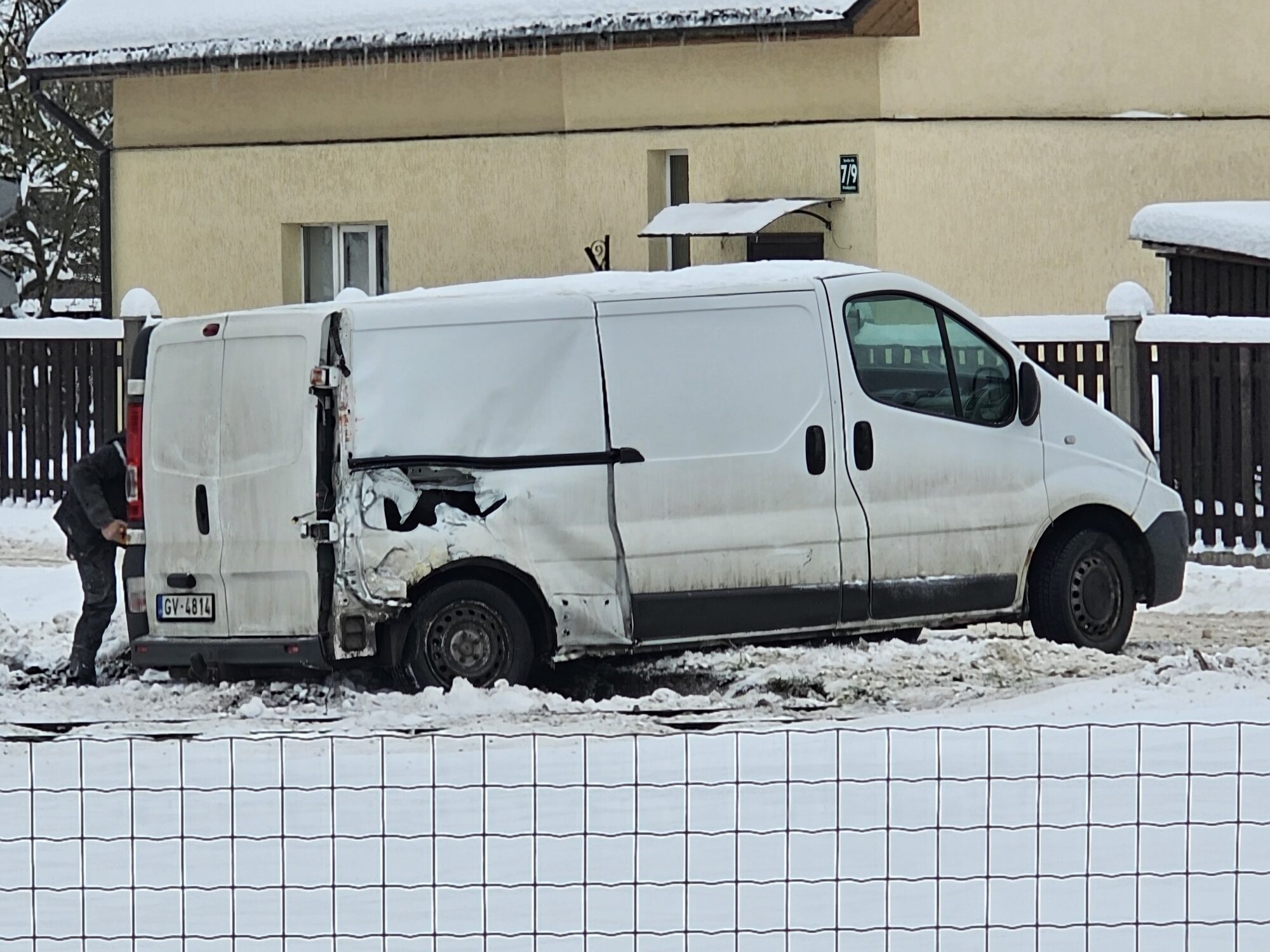 Foto: Ar “Renault” pret lokomotīvi Saraiķu ielā