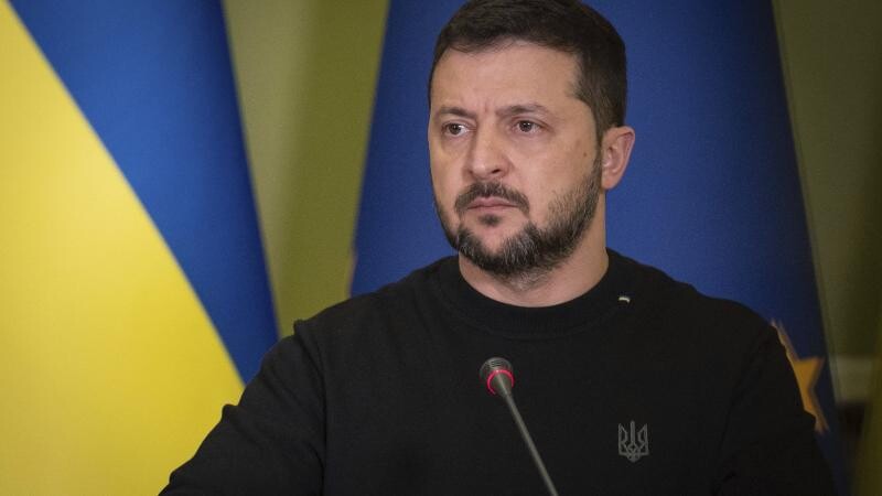 Krievija apšauda dzemdību namu, mācību iestādes, tirdzniecības centru un citas ēkas